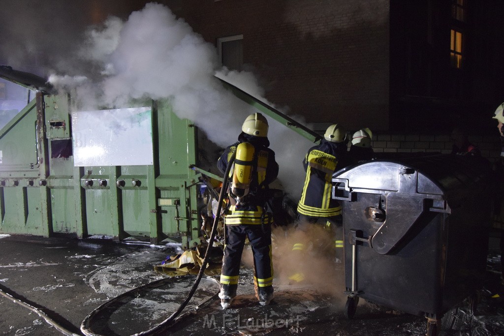 Feuer Papp Presscontainer Koeln Hoehenberg Bochumerstr P228.JPG - Miklos Laubert